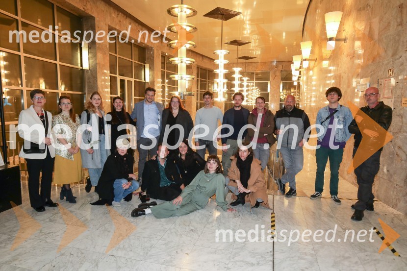  Mirjam Drnovšček, direktorica, SNG Nova Gorica;  Tijana Grumić, dramatičarka;  Ivana Percan Kodarin, igralka;  Anja Pišot, lektorica SNG Nova Gorica;  Arjana Rogelja, šepetalka;  Marko Bratuš, umetniški vodja SNG Nova Gorica;  Jaka Smerkolj Simoneti, dramaturg in kritik;  Ana Facchini, igralka;  Marjuta  Slamič, igralka;  Žiga Udir, igralec;  Mojca Madon, režiserka;  Matija Rupel, igralec;  Urša Vidic, scenografinja;  Peter Harl, igralec;  Stojan Nemec, oblikovalec zvoka;  Luka Ipavec, skladatelj;  Andrej  Hajdinjak, oblikovalec svetlobe52 hertzov, premiera drame v SNG Nova Gorica