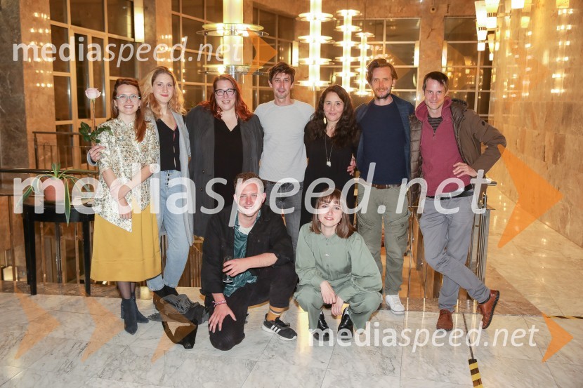  Tijana Grumić, dramatičarka;  Ivana Percan Kodarin, igralka;  Ana Facchini, igralka;  Jaka Smerkolj Simoneti, dramaturg in kritik;  Žiga Udir, igralec;  Mojca Madon, režiserka;  Marjuta  Slamič, igralka;  Matija Rupel, igralec;  Peter Harl, igralec52 hertzov, premiera drame v SNG Nova Gorica