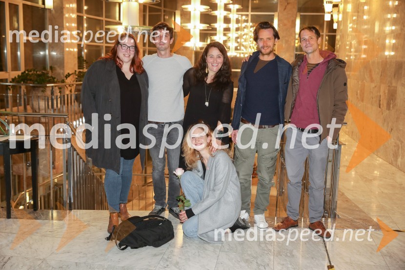  Ana Facchini, igralka;  Žiga Udir, igralec;  Ivana Percan Kodarin, igralka;  Marjuta  Slamič, igralka;  Matija Rupel, igralec;  Peter Harl, igralec52 hertzov, premiera drame v SNG Nova Gorica