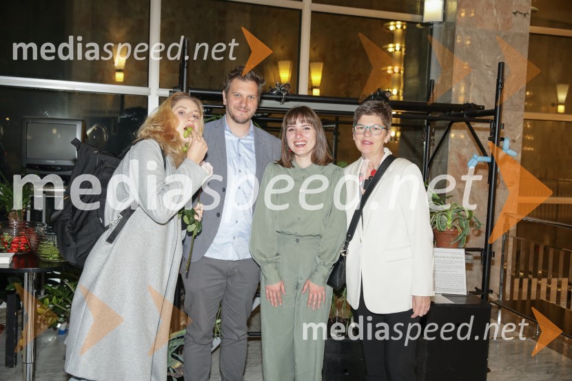  Ivana Percan Kodarin, igralka;  Marko Bratuš, umetniški vodja SNG Nova Gorica;  Mojca Madon, režiserka;  Mirjam Drnovšček, direktorica, SNG Nova Gorica52 hertzov, premiera drame v SNG Nova Gorica