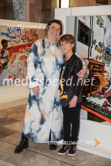 Režiserka Ivana Djilas s sinom Koljo52 hertzov, premiera drame v SNG Nova Gorica