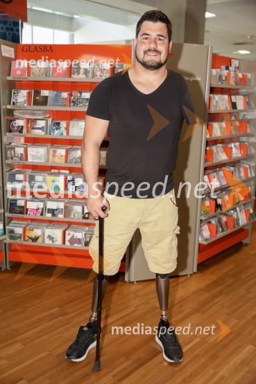  Darko Đurić, upokojeni slovenski paraolimpijec, plavalecAlpinistični dnevnik Nejca Zaplotnika, predstavitev knjige