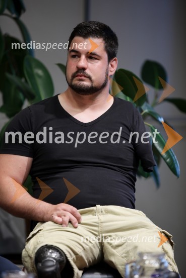  Darko Đurić, upokojeni slovenski paraolimpijec, plavalecAlpinistični dnevnik Nejca Zaplotnika, predstavitev knjige