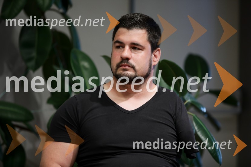  Darko Đurić, upokojeni slovenski paraolimpijec, plavalecAlpinistični dnevnik Nejca Zaplotnika, predstavitev knjige