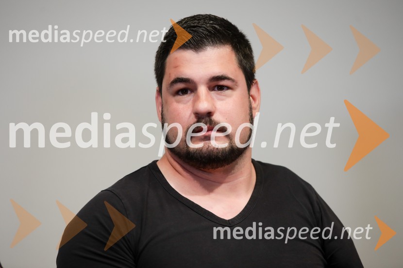  Darko Đurić, upokojeni slovenski paraolimpijec, plavalecAlpinistični dnevnik Nejca Zaplotnika, predstavitev knjige