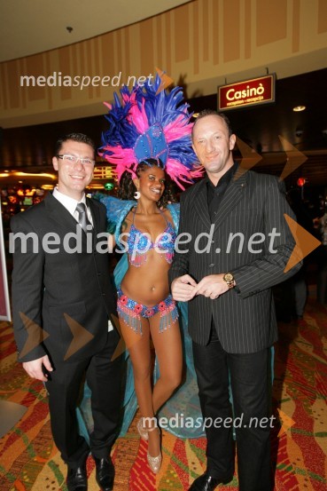 ..., članica Bahia Dance Group in ...Johnny Logan in Bahia Dance Group, koncert ob prvi obletnici Casino Mond