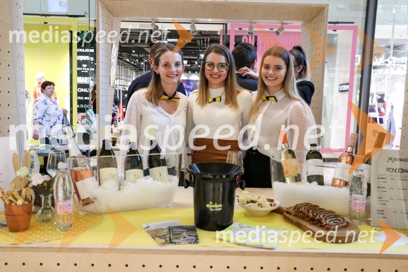  Špela Jarc, Vino Jarc;  Lucija Mukenauer, 19. svečinska vinska kraljica, vino Mukenauer;  Maruša Mukenauer, Vino MukenauerPubeci v centru Aleja Ljubljana