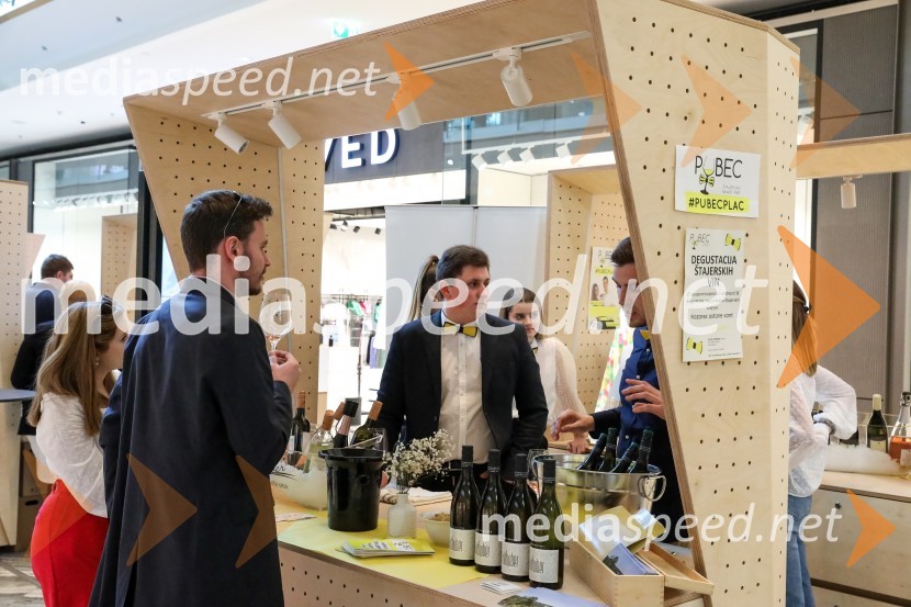  Aljaž  Leber, Vino Leber;  Adam  Valdhuber, Vino ValdhuberPubeci v centru Aleja Ljubljana