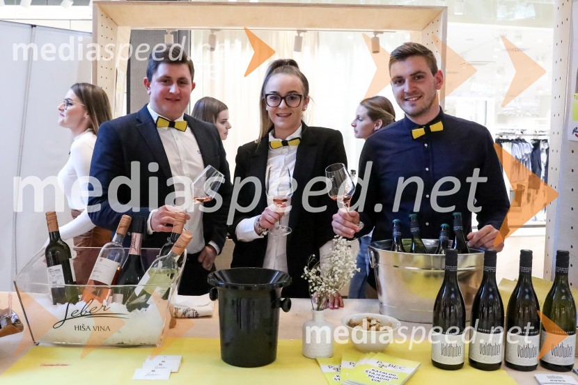  Aljaž  Leber, Vino Leber;  Nely Brina Belna;  Adam  Valdhuber, Vino ValdhuberPubeci v centru Aleja Ljubljana