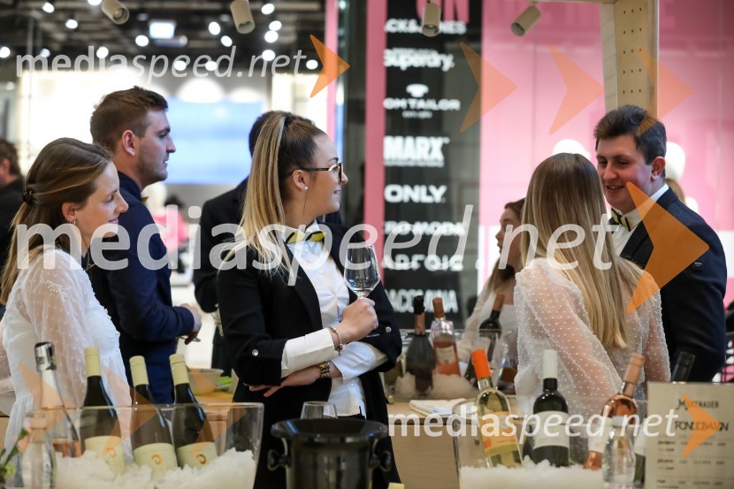  Špela Jarc, Vino Jarc;  Nely Brina Belna;  Maruša Mukenauer, Vino Mukenauer;  Aljaž  Leber, Vino LeberPubeci v centru Aleja Ljubljana