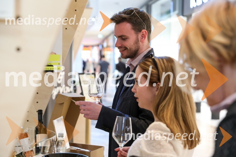 Pubeci v centru Aleja Ljubljana