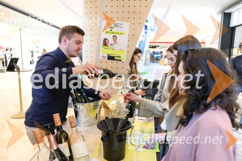  Adam  Valdhuber, Vino ValdhuberPubeci v centru Aleja Ljubljana