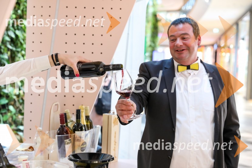  Dušan  Mulec, Vinogradništvo MulecPubeci v centru Aleja Ljubljana