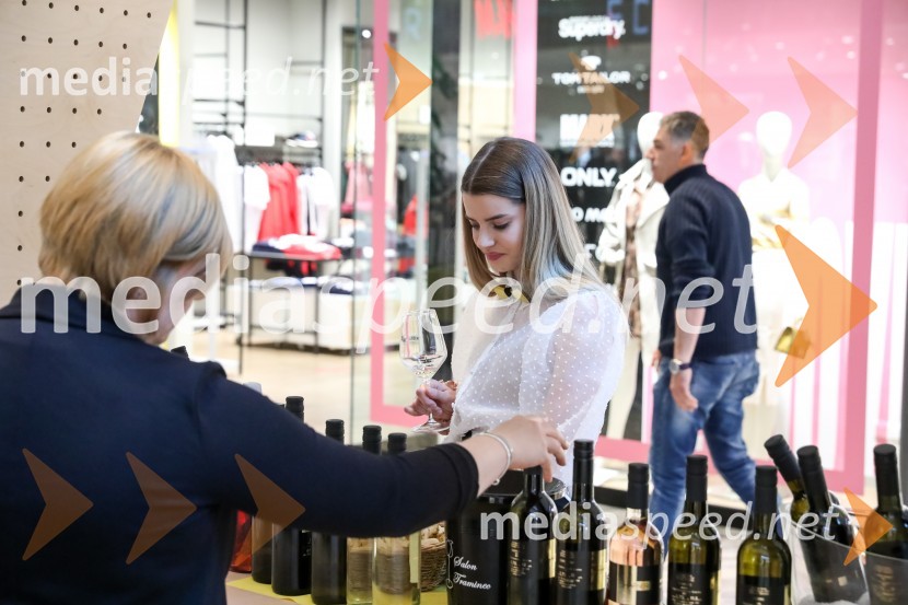  Maruša Mukenauer, Vino MukenauerPubeci v centru Aleja Ljubljana