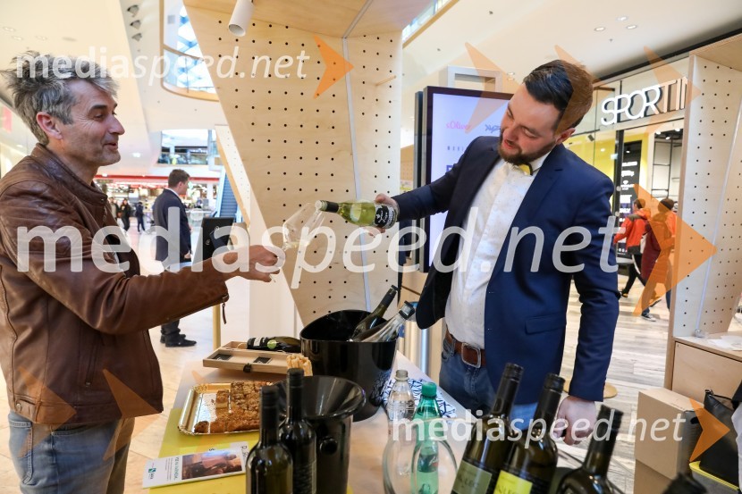  Robert  Hafner, Vinarstvo Hafner;  Aleksander Rigo, Rigo VinoPubeci v centru Aleja Ljubljana