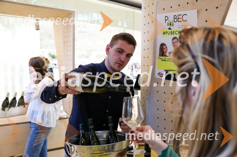  Adam  Valdhuber, Vino ValdhuberPubeci v centru Aleja Ljubljana