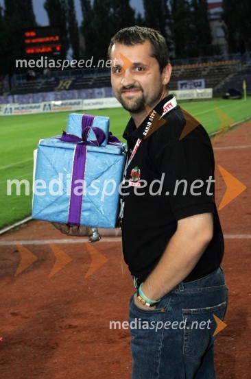 Moderator radia City Dejan Vedlin z darilomStipe Balajič poslovilna tekma