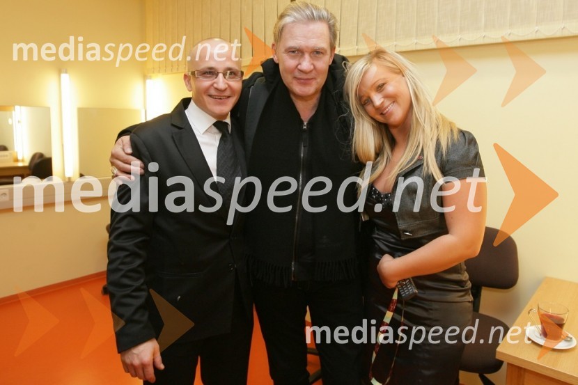 Gregor Jeza, predsednik uprave Hit Šentilj d.d., Johnny Logan, pevec in Nika Marolt, organizatorka zabavnega programa v igralniško-zabaviščnem centru MondJohnny Logan in Bahia Dance Group, koncert ob prvi obletnici Casino Mond