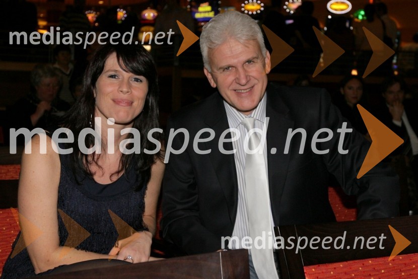Andrej Šifrer, glasbenik in spremljevalka Tanja  	 
	Johnny Logan in Bahia Dance Group, koncert ob prvi obletnici Casino Mond