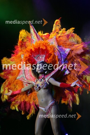 Članica Bahia Dance GroupJohnny Logan in Bahia Dance Group, koncert ob prvi obletnici Casino Mond