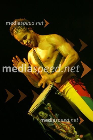 Član Bahia Dance GroupJohnny Logan in Bahia Dance Group, koncert ob prvi obletnici Casino Mond