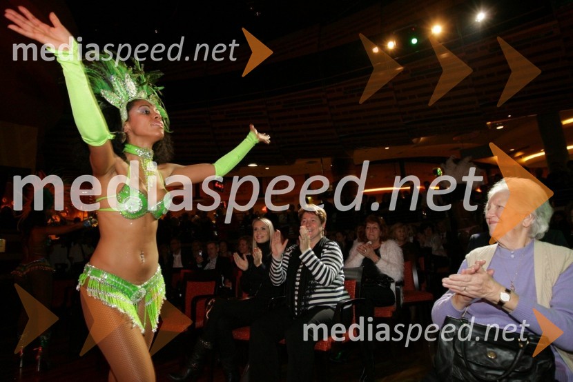 Članica Bahia Dance GroupJohnny Logan in Bahia Dance Group, koncert ob prvi obletnici Casino Mond