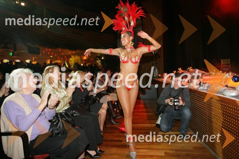 Članica Bahia Dance Group in Marko Pigac, fotografJohnny Logan in Bahia Dance Group, koncert ob prvi obletnici Casino Mond