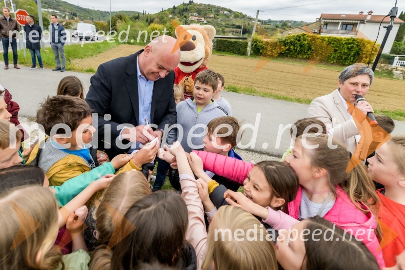  Robert Štaba, Predsednik Zavoda Varna pot;  Tanja Vincelj, ravnateljica Osnovne šole LucijaTudi v občini Piran z novo 3D-zebro na šolski poti