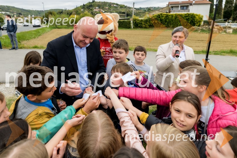  Robert Štaba, Predsednik Zavoda Varna pot;  Tanja Vincelj, ravnateljica Osnovne šole LucijaTudi v občini Piran z novo 3D-zebro na šolski poti