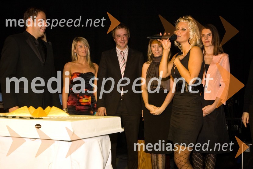 Petra Slapar med petjem skladbe 