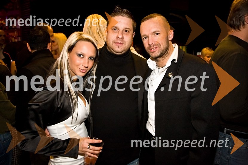 Klavdija Klemenc, finalistka Miss Casino Kongo 2009, Filip Kocijančič, novinar in fotograf revije Nova in Igor Šajn, lastnik licence za izbor Hawaiian TropicHotel in Casino Kongo, zabava ob 5. rojstnem dnevu