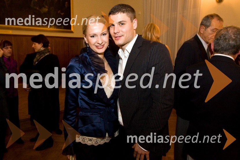 Maja Ferme, modna oblikovalka s prijateljemTradicionalni božični koncert Imago Sloveniae