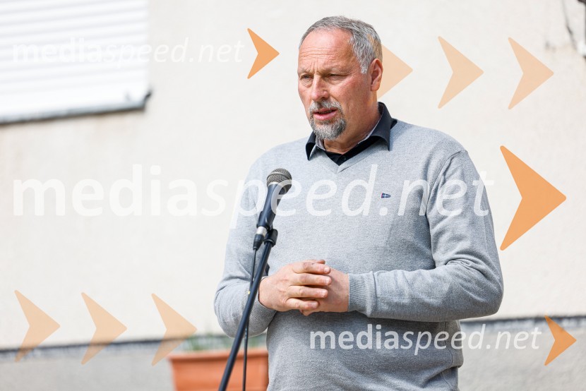  Marko Matajurc, župan občine Kobarid ob otvoritvi prve 3D-zebre v KobariduInovativna 3D-zebra skrbi za bolj varno šolsko pot v Kobaridu