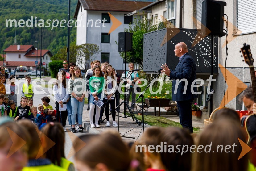 Inovativna 3D-zebra skrbi za bolj varno šolsko pot v Kobaridu