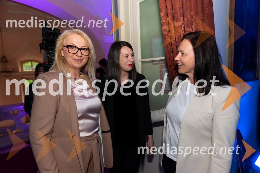  Mirjana Koren, direktorica, Pokrajinski muzej Maribor;  Zala Koren,  urednica socialnih omrežij, SNG Maribor Drama;  Maja Potrč, Pokrajinski muzej MariborMesec mode v muzeju, modna revija