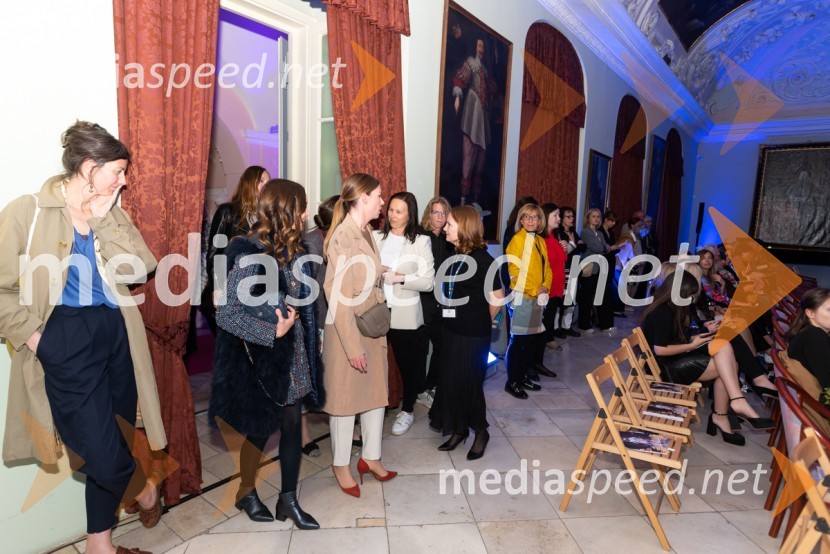 Mesec mode v muzeju, modna revija