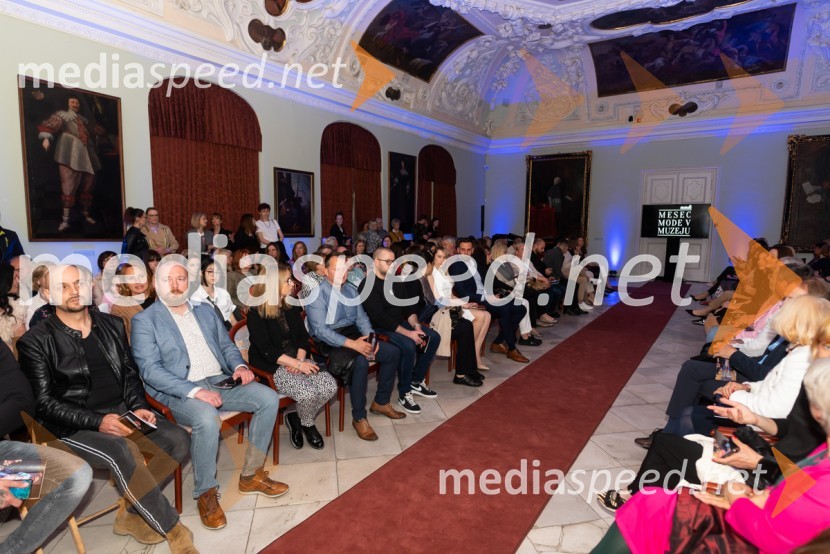 Mesec mode v muzeju, modna revija