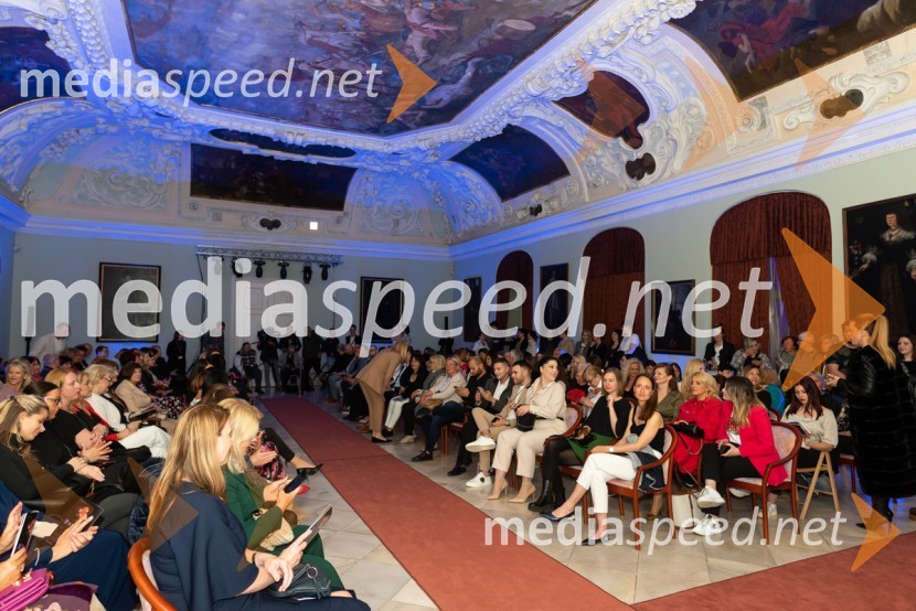 Mesec mode v muzeju, modna revija