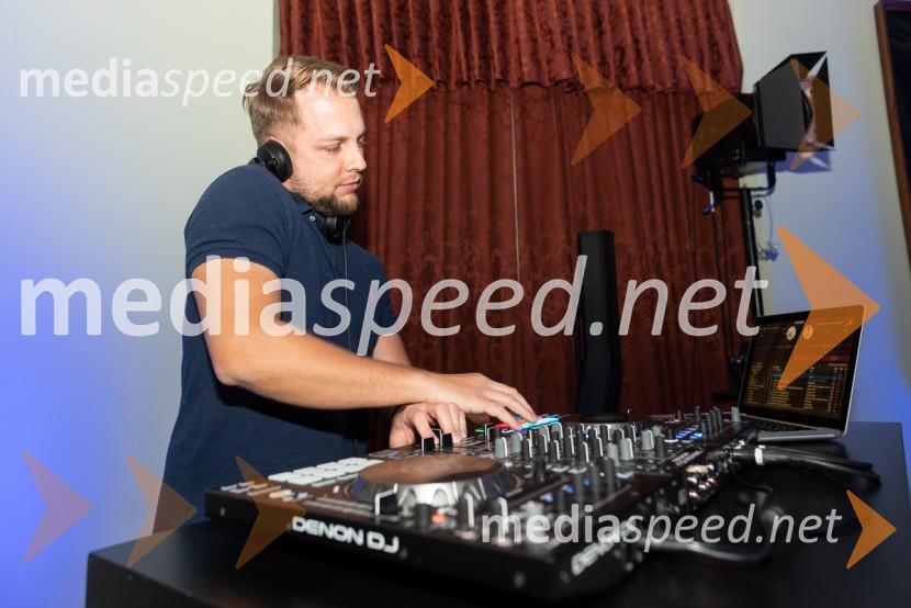 Mesec mode v muzeju, modna revija