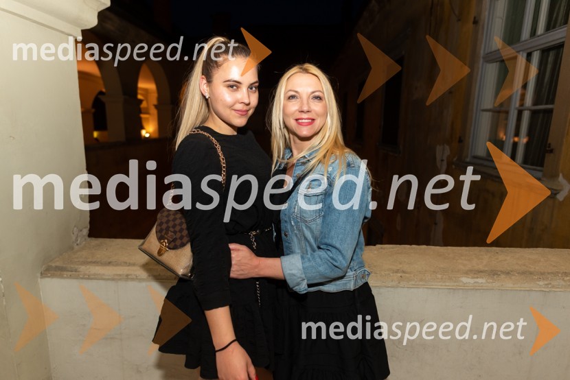  Pia Pukšič;  Doroteja  PukšičMesec mode v muzeju, modna revija