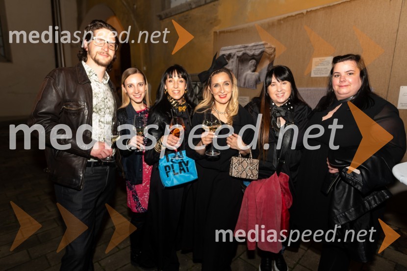 Mesec mode v muzeju, modna revija