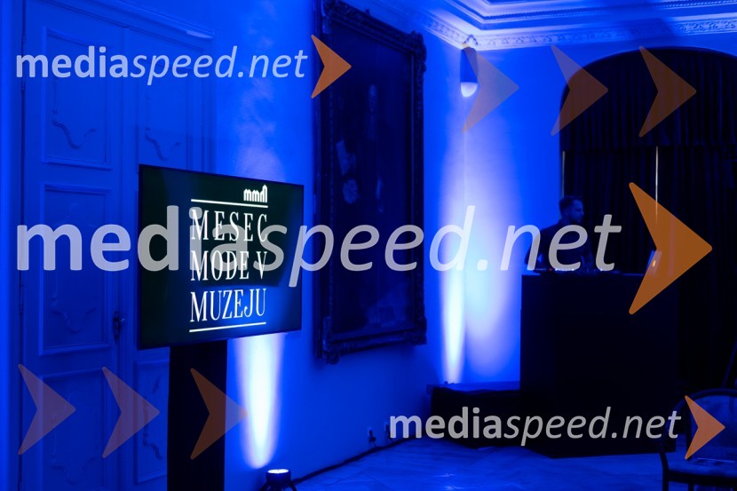 Mesec mode v muzeju, modna revija