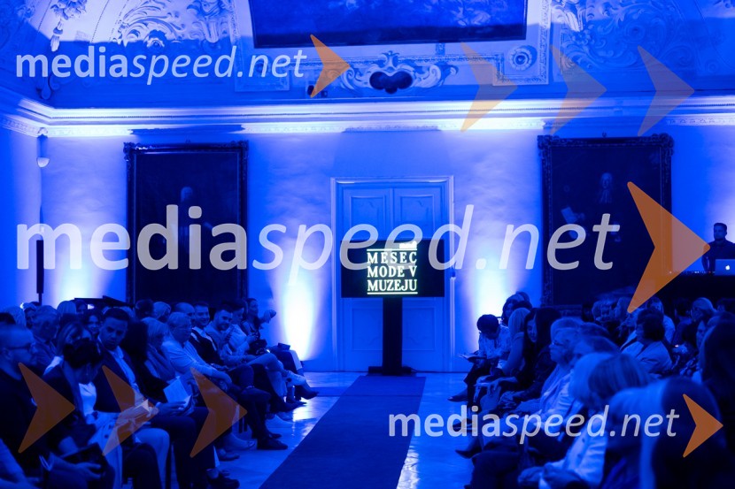 Mesec mode v muzeju, modna revija