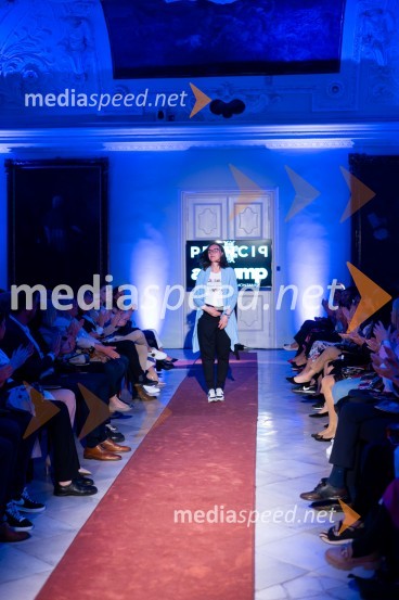 Mesec mode v muzeju, modna revija