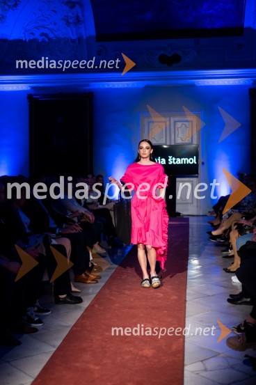 Mesec mode v muzeju, modna revija