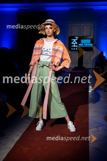 Mesec mode v muzeju, modna revija