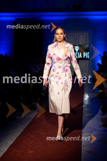 Mesec mode v muzeju, modna revija