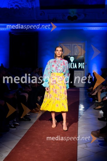 Mesec mode v muzeju, modna revija