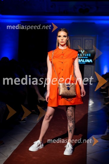 Mesec mode v muzeju, modna revija