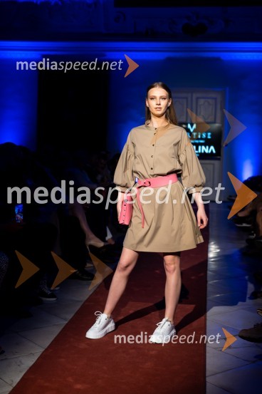 Mesec mode v muzeju, modna revija